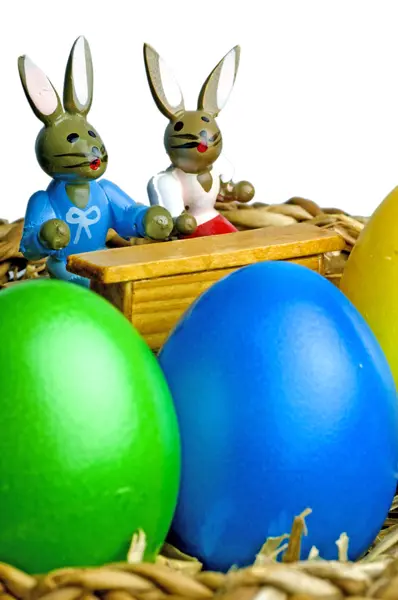 페인트 달걀과 토끼과 부활절 바구니 — 스톡 사진
