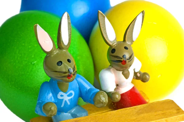 Великодній кошик з розфарбованими яйцями та кроликами — стокове фото