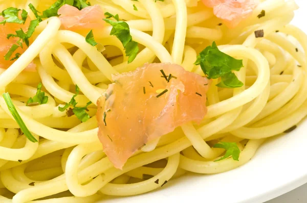 Espaguete com salmão — Fotografia de Stock