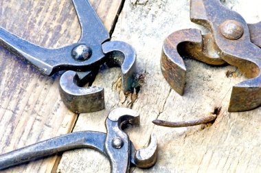 eski paslı çivi kerpetenle