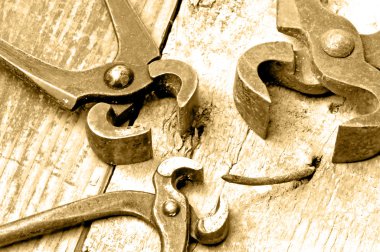 eski paslı çivi kerpetenle