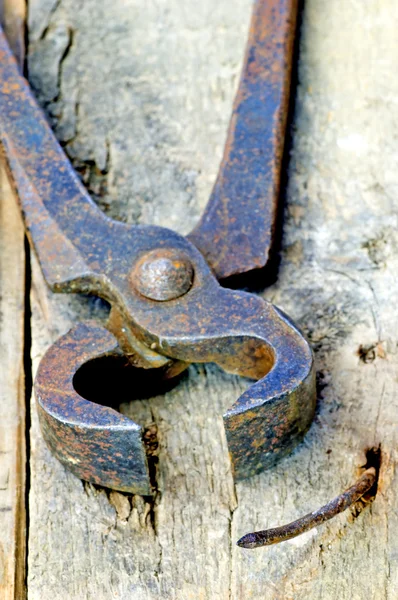 Старые ржавые плоскогубцы с ногтями — стоковое фото