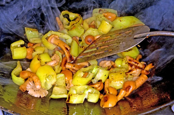 Grönsaker, tofu och svamp i en kinesisk wok — Stockfoto