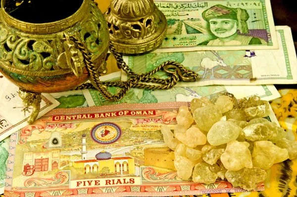 Олибанум с банкнотами Омана — стоковое фото