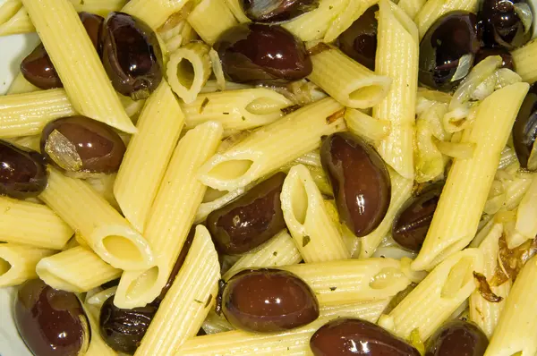Spaghetti mit Oliven — Stockfoto