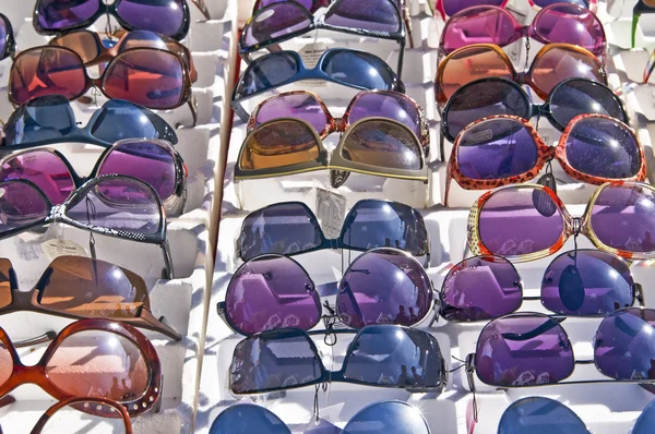 Lunettes de soleil sur un marché — Photo