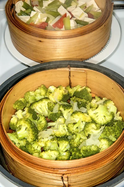 Čínské napařovací koš s zeleným kale — Stock fotografie