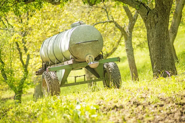 Vatten tank fordon för kor — Stockfoto