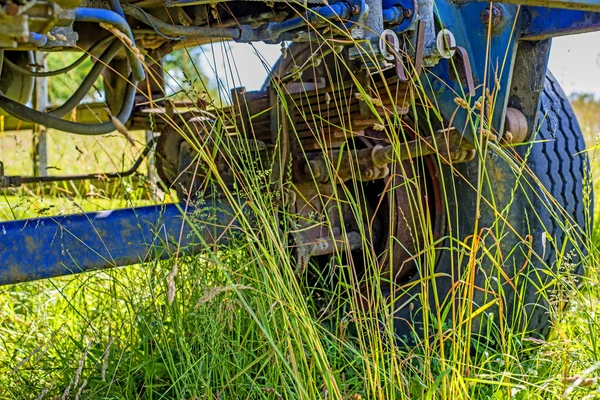 Viejo remolque escondido en la hierba — Foto de Stock
