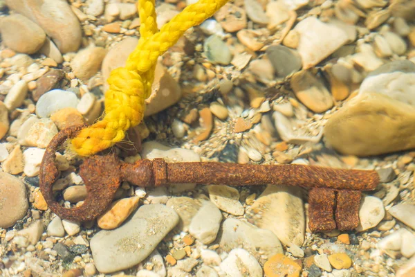 Alter Schlüssel im Meer — Stockfoto