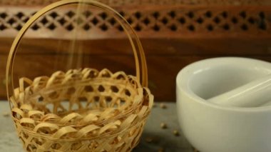 aşağı düşen kişniş tohumu