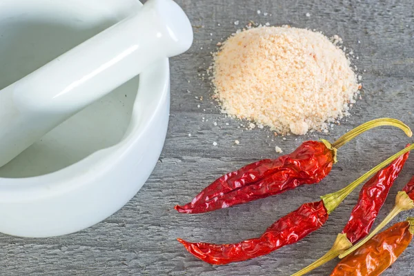 Chili vruchten en chili zout — Stockfoto