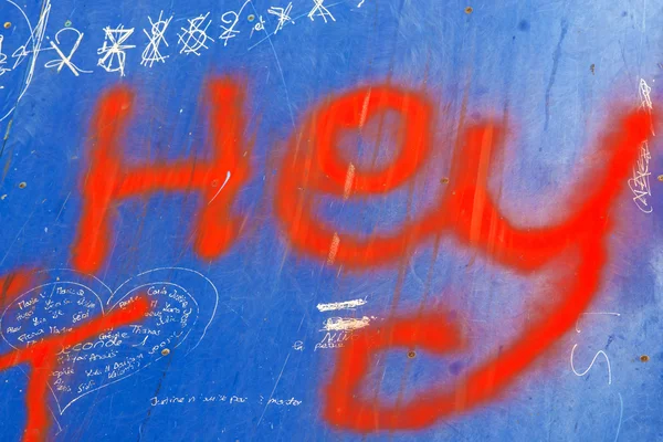 Полутруба с графитти — стоковое фото