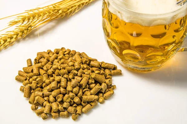 Hops pellets with beer glass — Stock Photo, Image