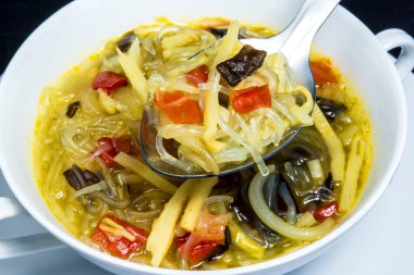 Tay çorba bardak erişte ve mantar ile