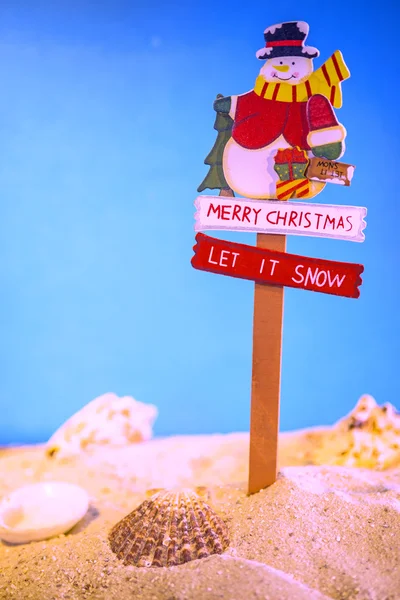 Jultomten på en strand — Stockfoto