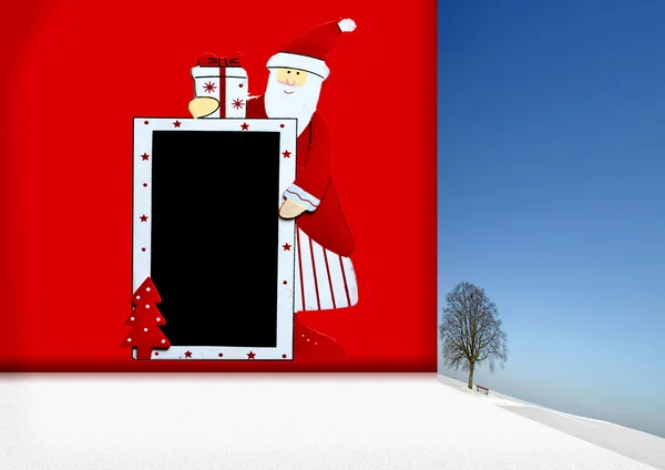 Weihnachtsmann mit Tafel und Winterlandschaft — Stockfoto