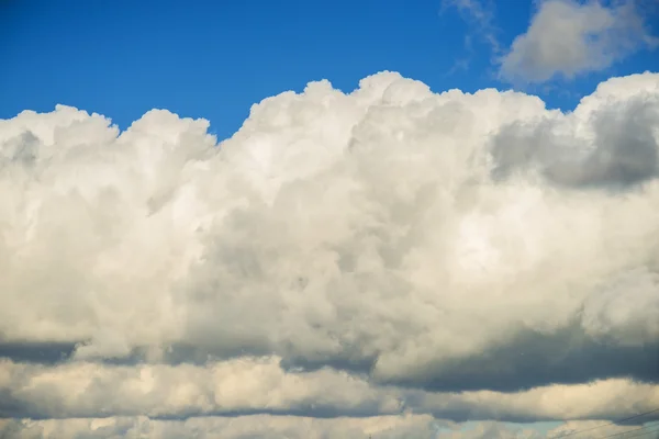 Cielo azul con capas de nubes — Foto de Stock