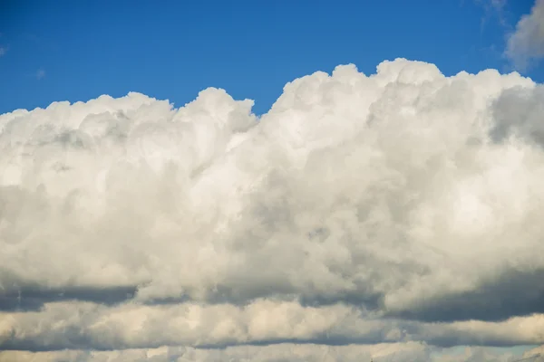 Modrá obloha s vrstvami mraků — Stock fotografie