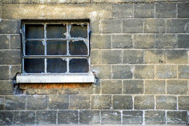 hasarlı eski penceresi