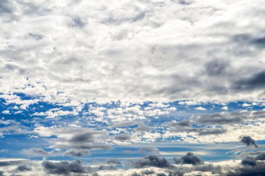 Mavi gökyüzü katmanları bulutlar ile