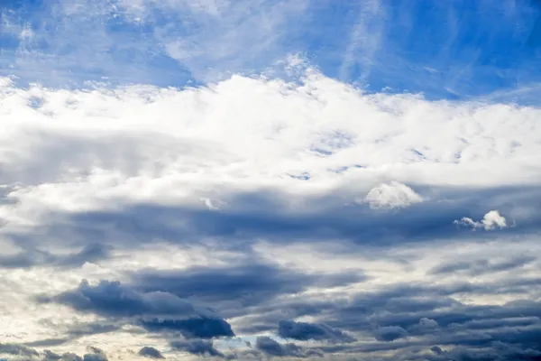 Cielo azul con capas de nubes —  Fotos de Stock