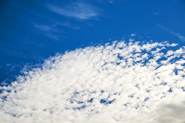 Modrá obloha s vrstvami mraků — Stock fotografie