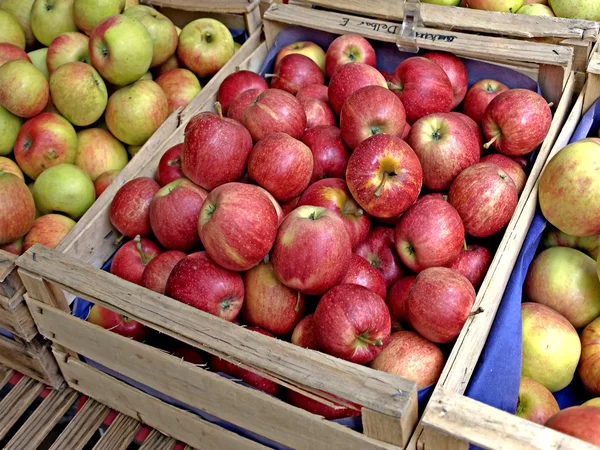 Apples at a street sale — Stock Photo, Image
