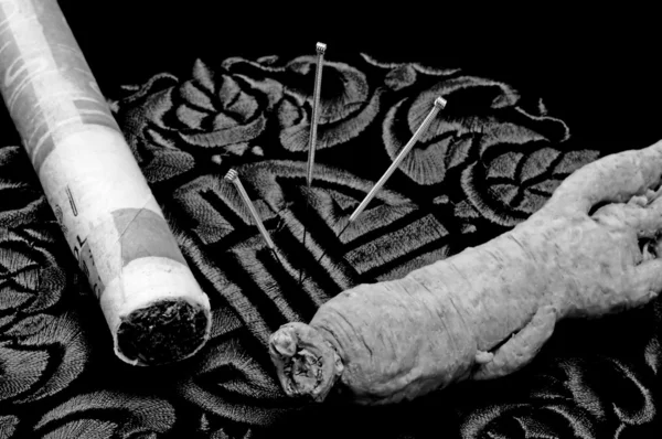 Akupunkturnadeln, Ginseng-Wurzel und Moxibustion-Zigarre — Stockfoto
