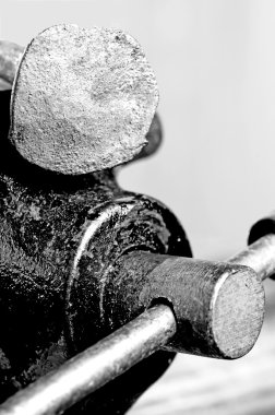 paslı çivi ile eski tezgah mengene