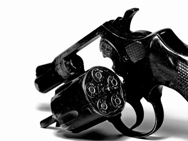 Револьвер с боеприпасами — стоковое фото