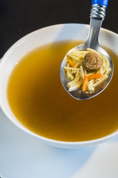 Nuddelsuppe med kjøttboller – stockfoto