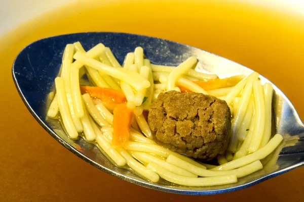 Sopa de noddle com bolas de carne — Fotografia de Stock