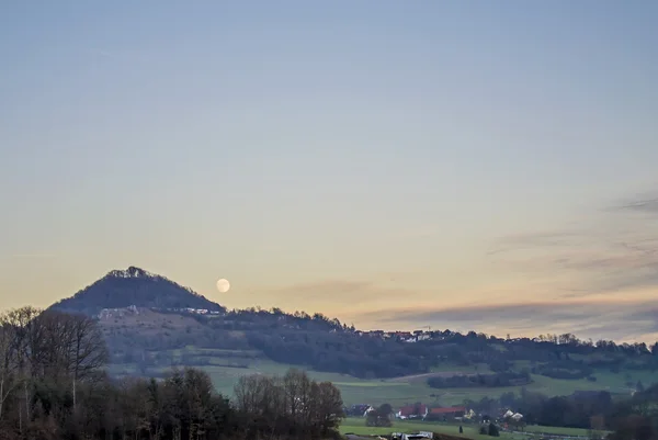 Lua sobre uma colina — Fotografia de Stock