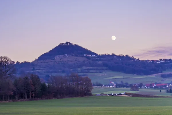 Måne över en kulle — Stockfoto