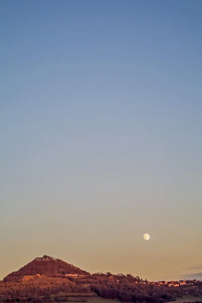 Luna sobre una colina — Foto de Stock