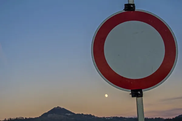Månen under et trafikkskilt – stockfoto