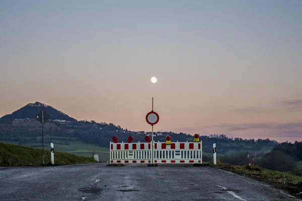 Luna sobre una señal de tráfico —  Fotos de Stock