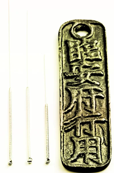 Agujas de acupuntura con moneda china antigua — Foto de Stock