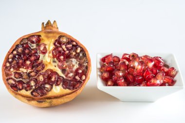 nar taneleri ve yarım meyve