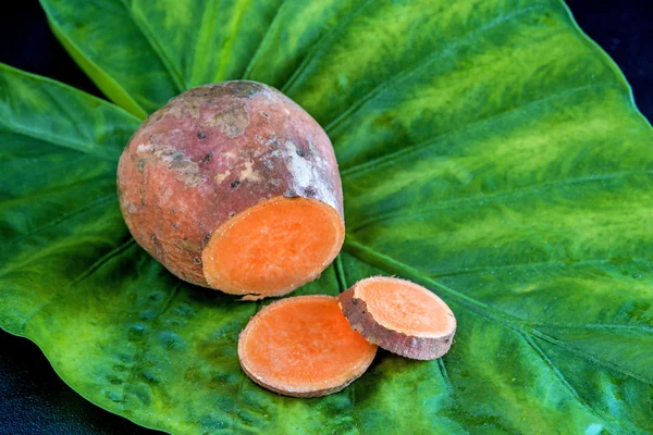 Yams with its leaf — Stock Photo, Image
