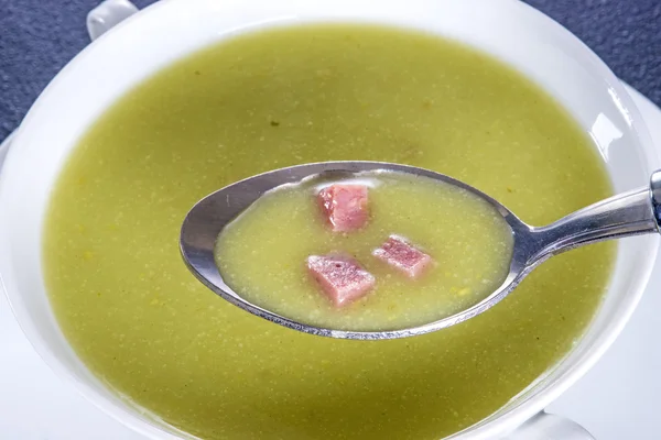 Sup kacang polong dengan sosis — Stok Foto