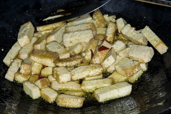Tofu i en kinesisk wok — Stockfoto
