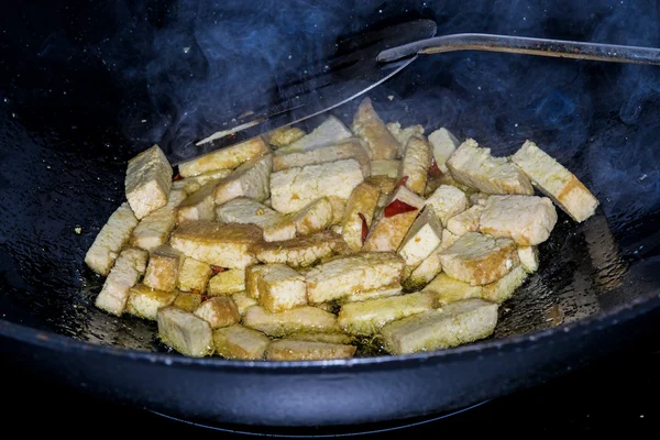Tofu într-un wok chinezesc — Fotografie, imagine de stoc