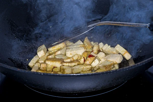 Tofu într-un wok chinezesc — Fotografie, imagine de stoc