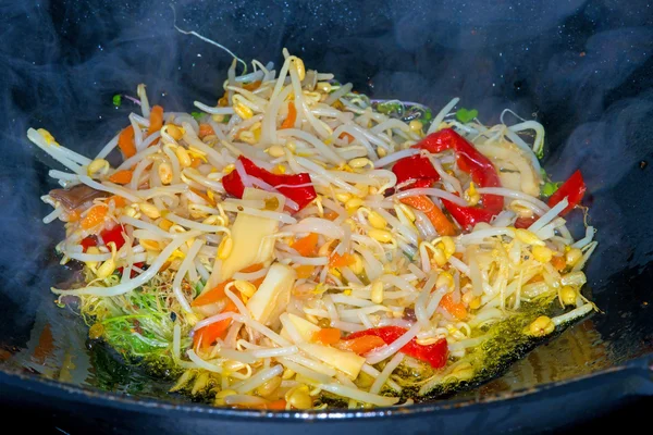 Kinesisk wok med kinesiska grönsaker — Stockfoto