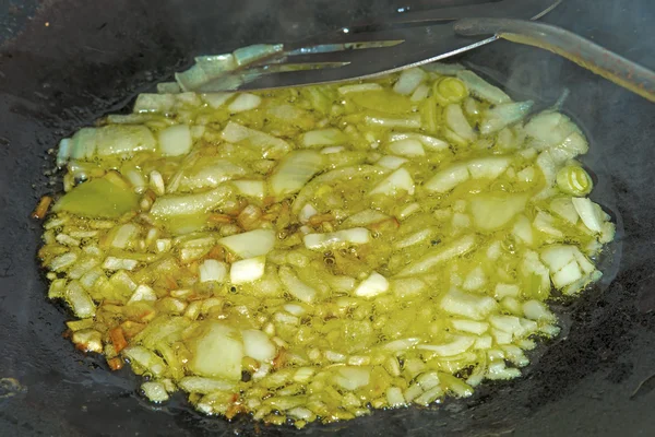 Kinesisk wok med lök — Stockfoto