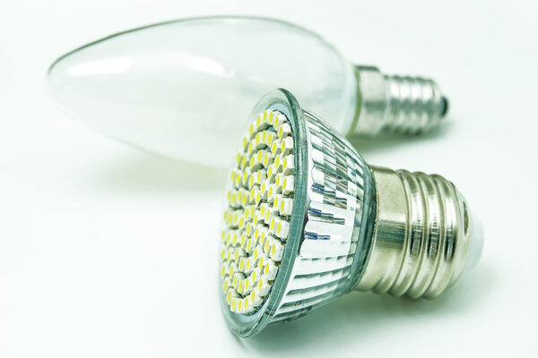 Лампочки, старый и современный LED
