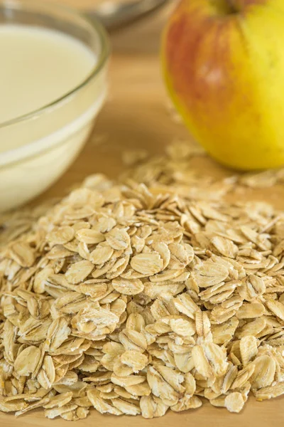 Havre flingor med mjölk och äpple — Stockfoto