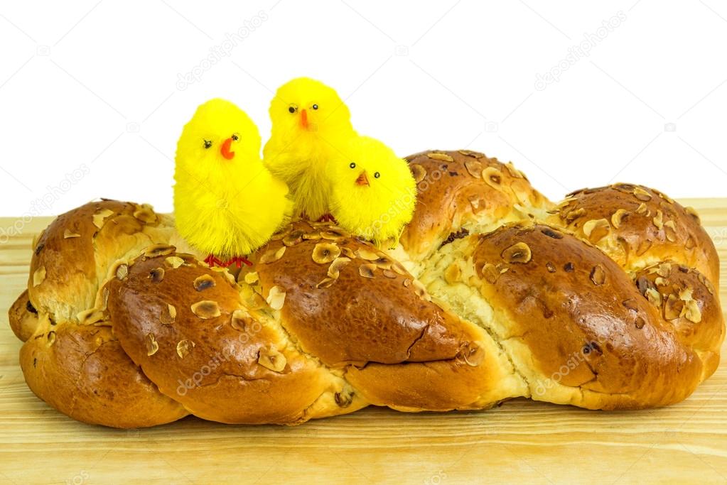 Braided easter yeast bun   